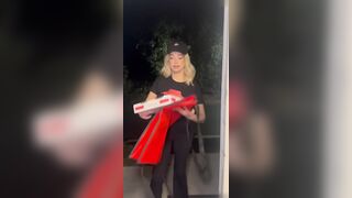 Ellerayxo The Pizza Girl Fucks Her Hungry Client